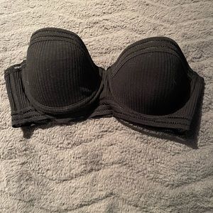 Black strapless bra